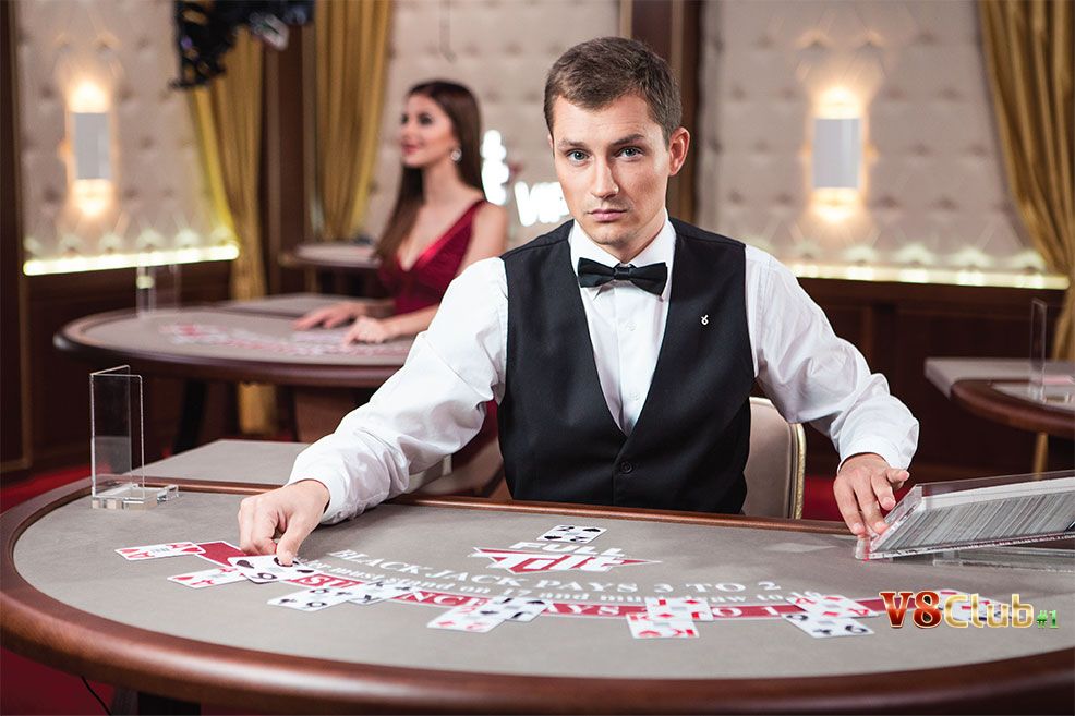 Dealer là những người điều hành trực tiếp các trò chơi trên bàn cược casino