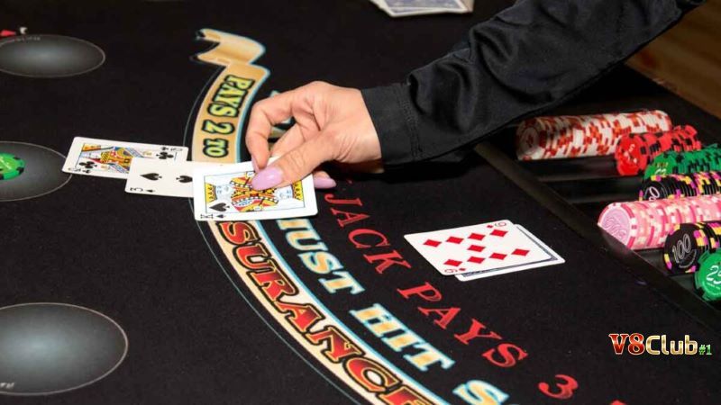 Mặt lợi và hại khi làm người chia bài trong casino