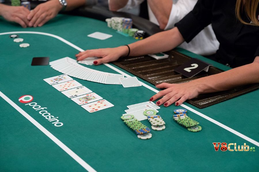 Người chia bài trong casino gọi là gì. Vai trò và trách nhiệm